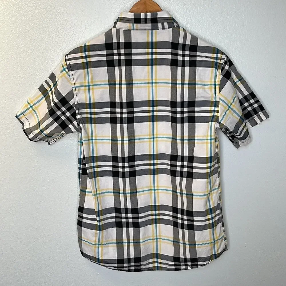 Vese short sleeve button up shirt.  Size Small.